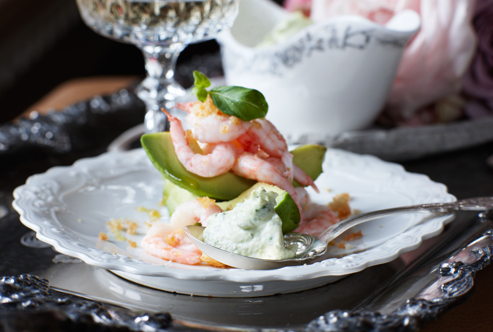 Yoghurtsås på färskost och basilika