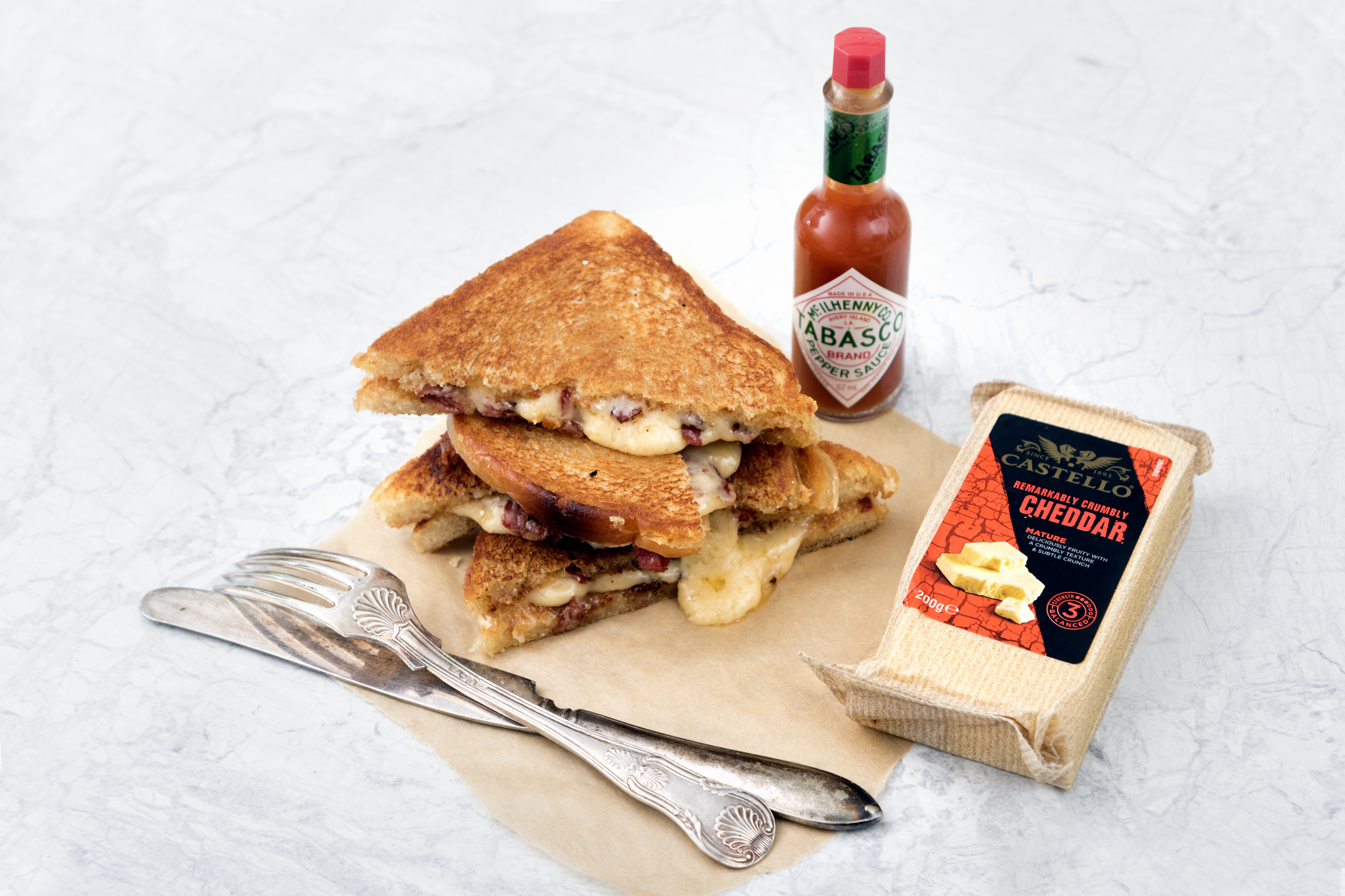 Grilled cheddar cheese sandwich