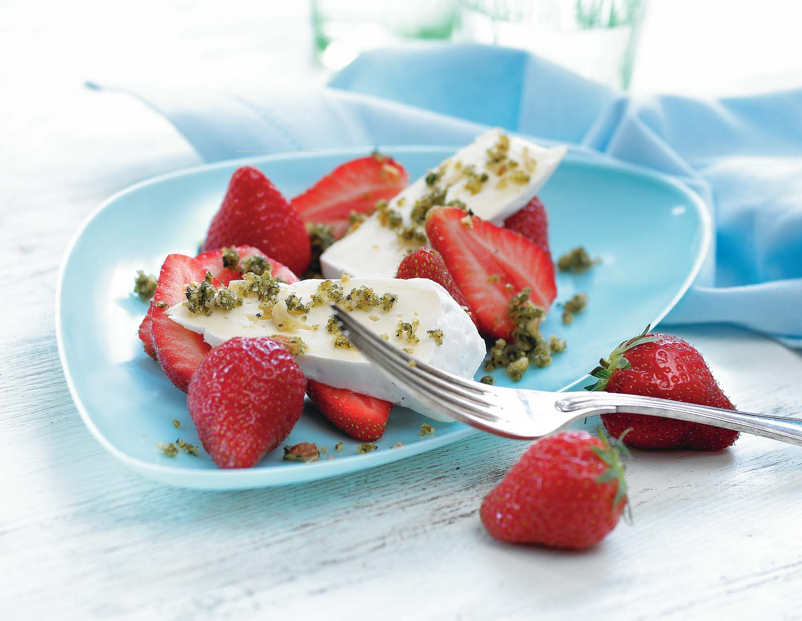 Jordgubbar med ost och myntapesto