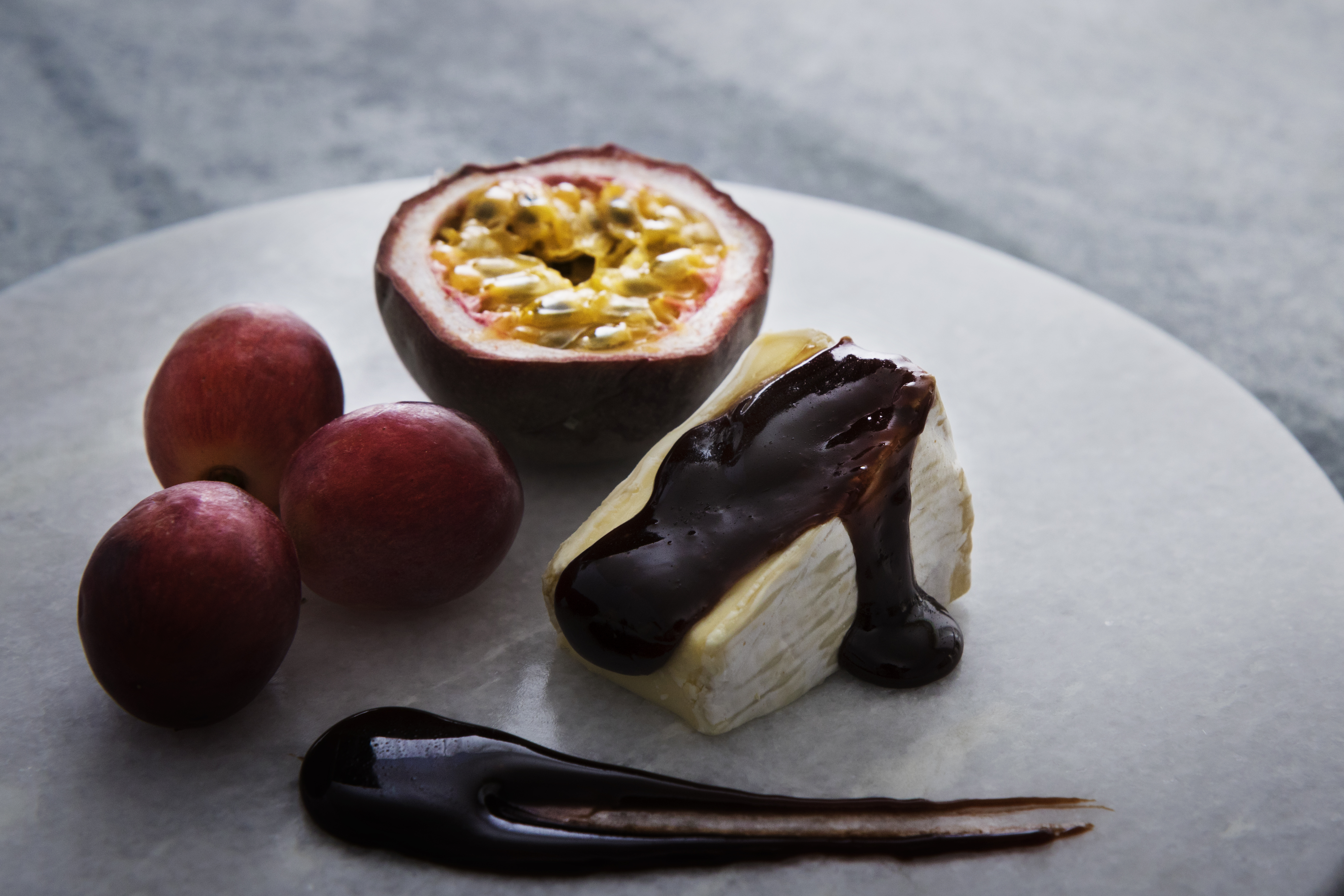 Brie med chokladkolasås och frukt