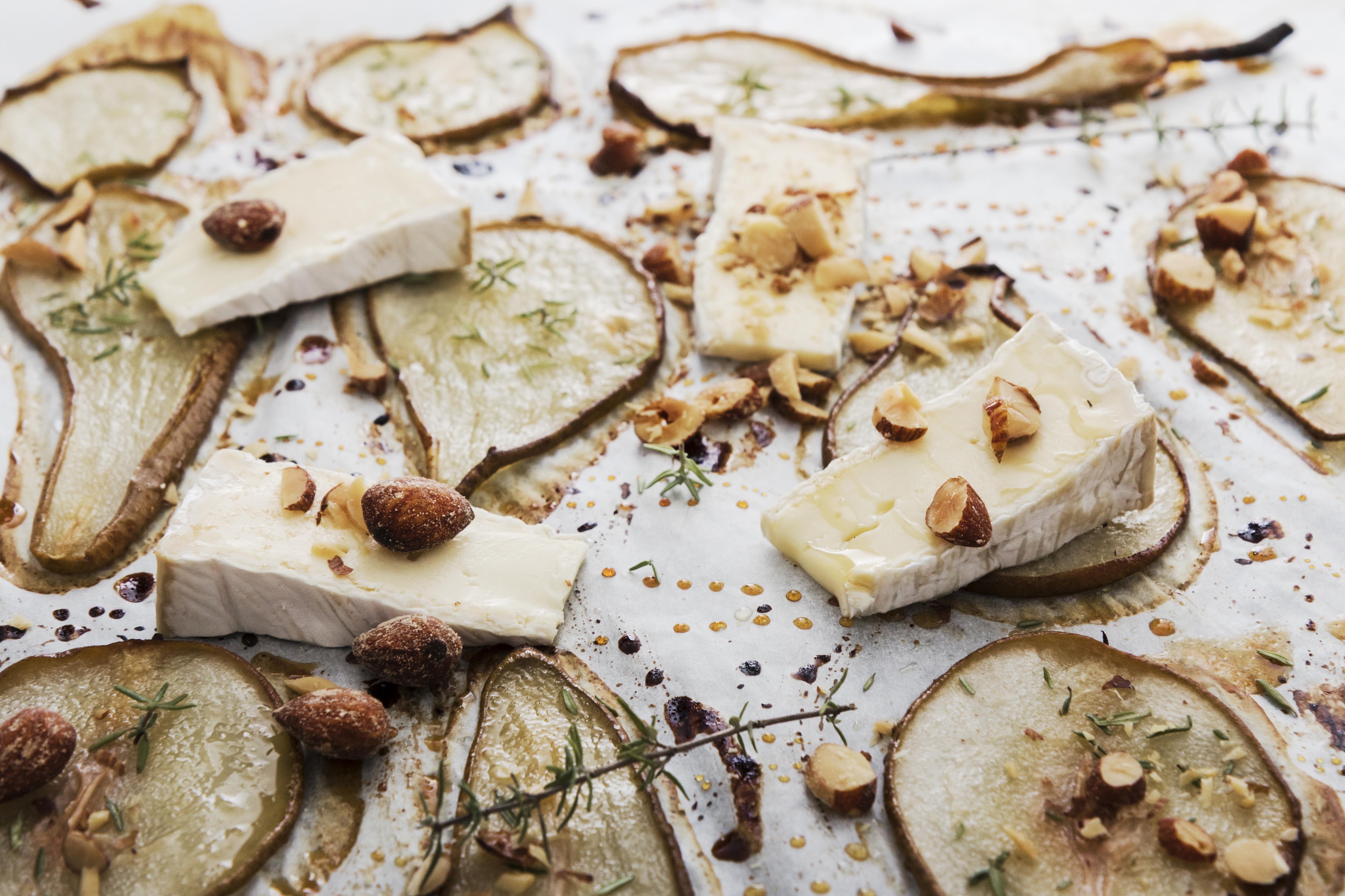 Brie med karamelliserade päron, timjan och rökta mandlar