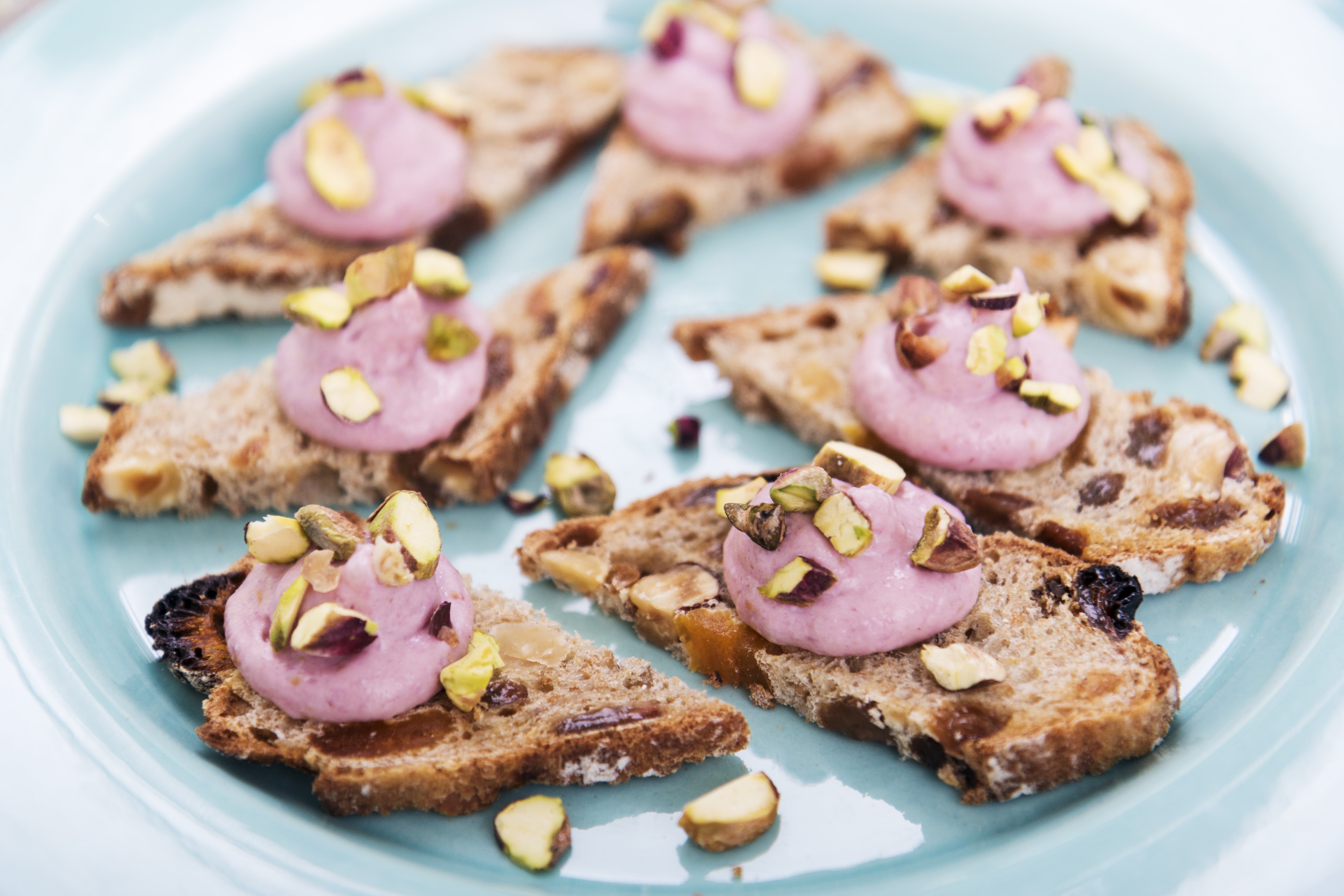 Snittar med getost- och hallonkräm på surdegsbröd