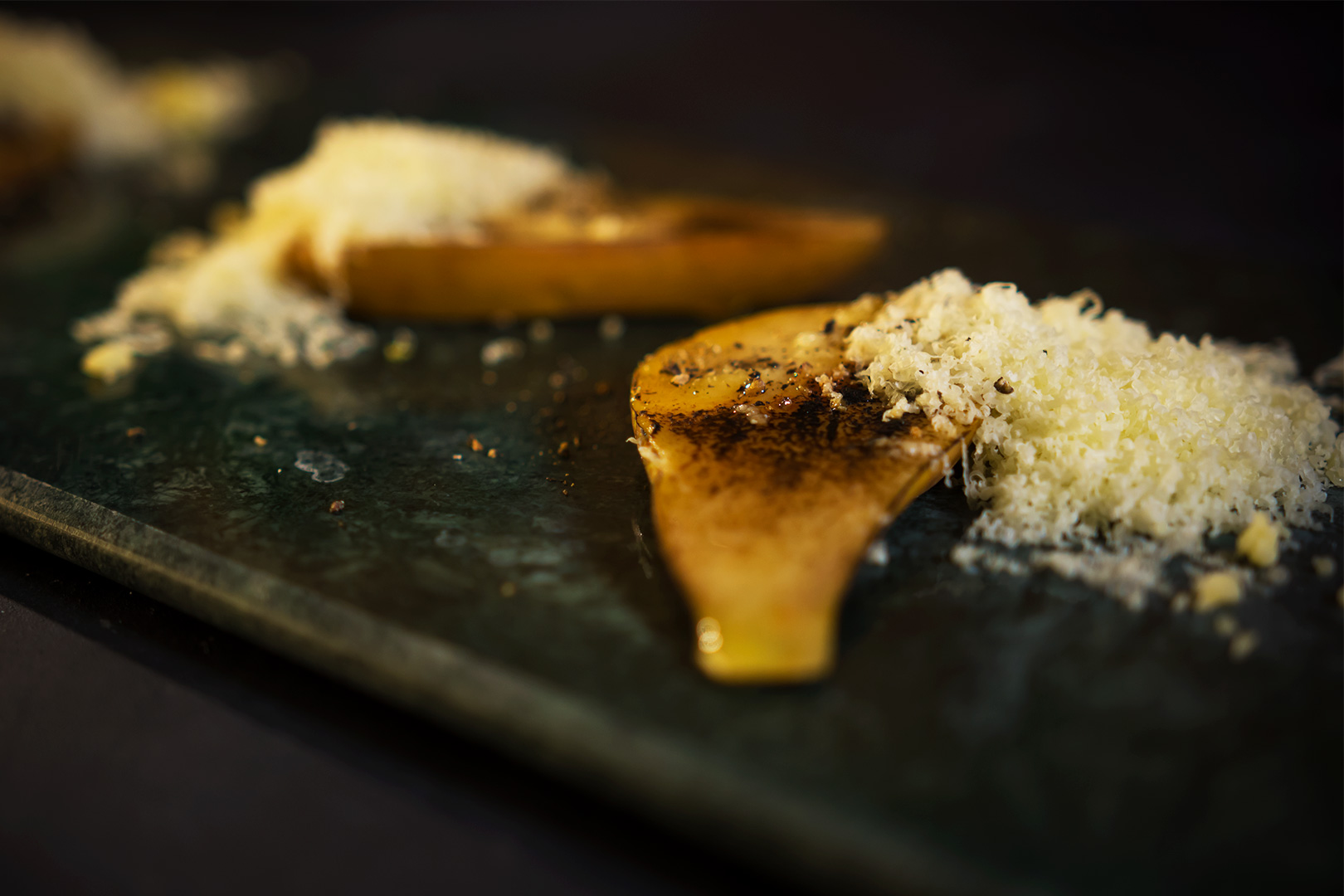 Mogna päron med svartpeppar, honung och riven Svecia (Årets Kock)