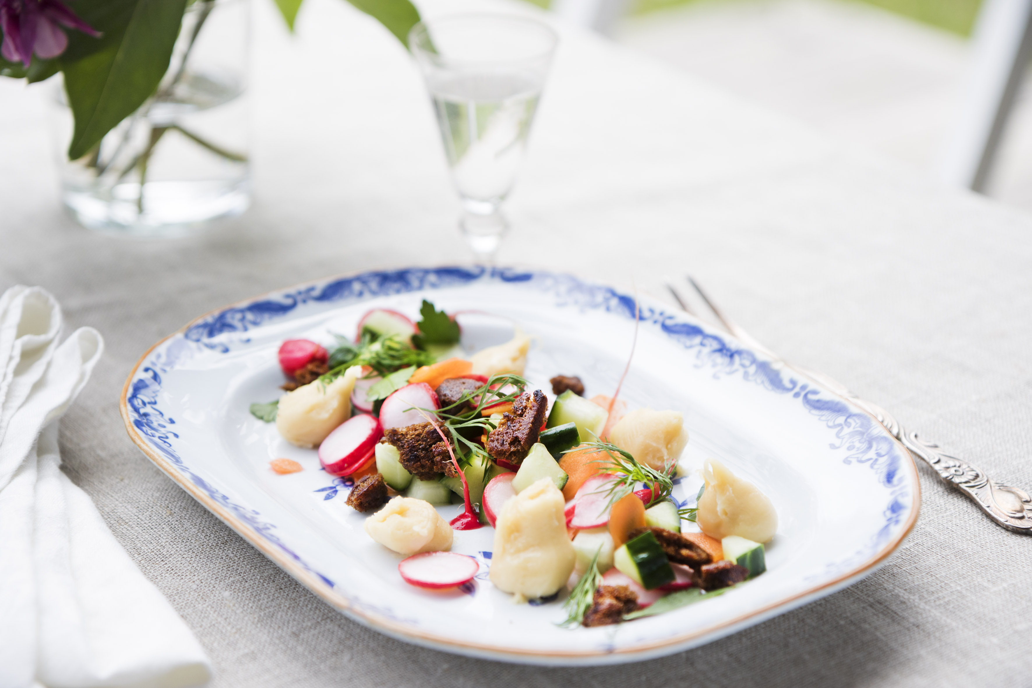 Sveciakräm med snabbpicklade grönsaker och stekt kavring