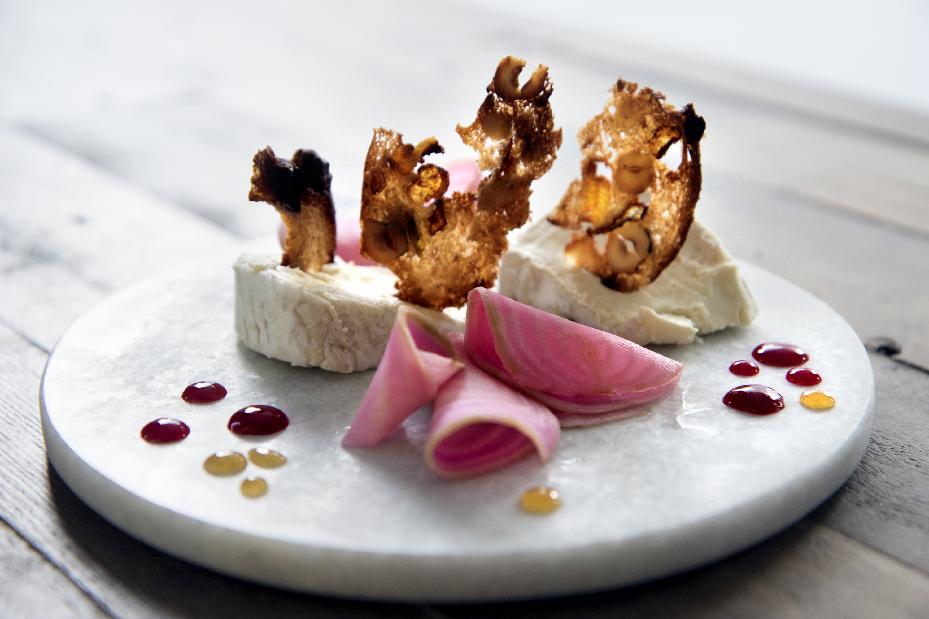 Brillat savarin med picklade polkabetor, hallonsås och smörstekt bröd