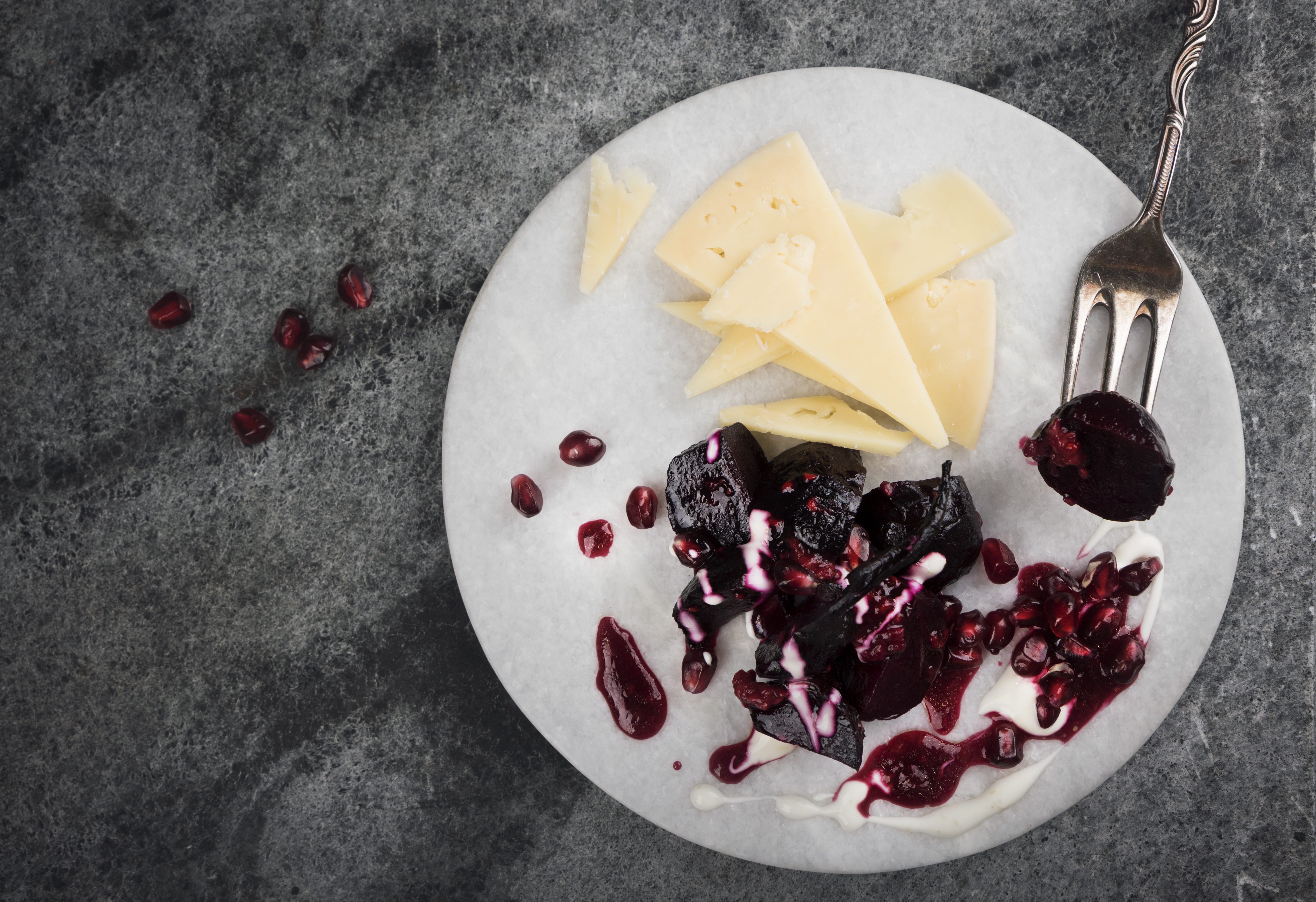 Lagrad cheddar med hallonmarinerade rödbetor och citronkräm