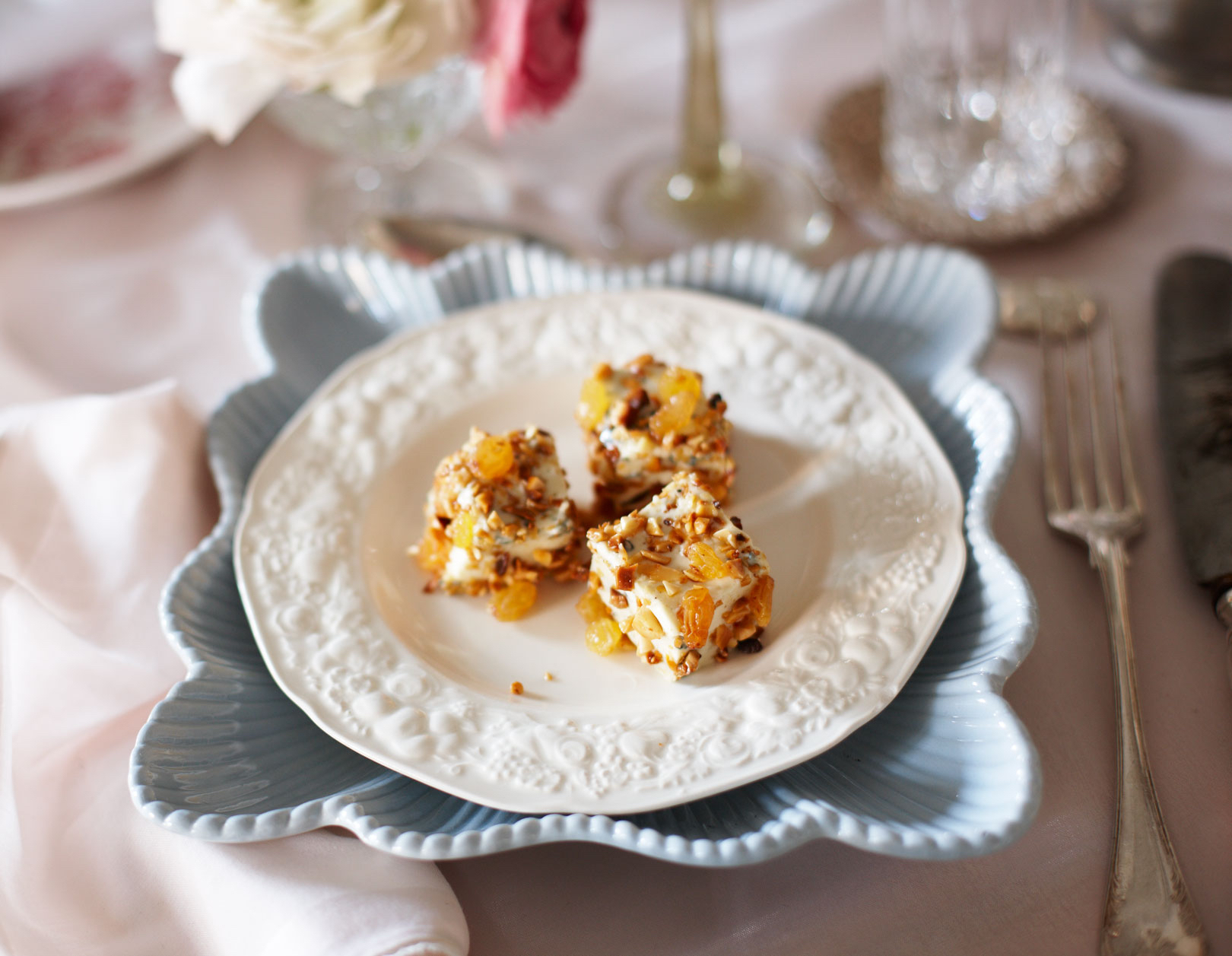 Mousse på ädelost med gula russin och mandel