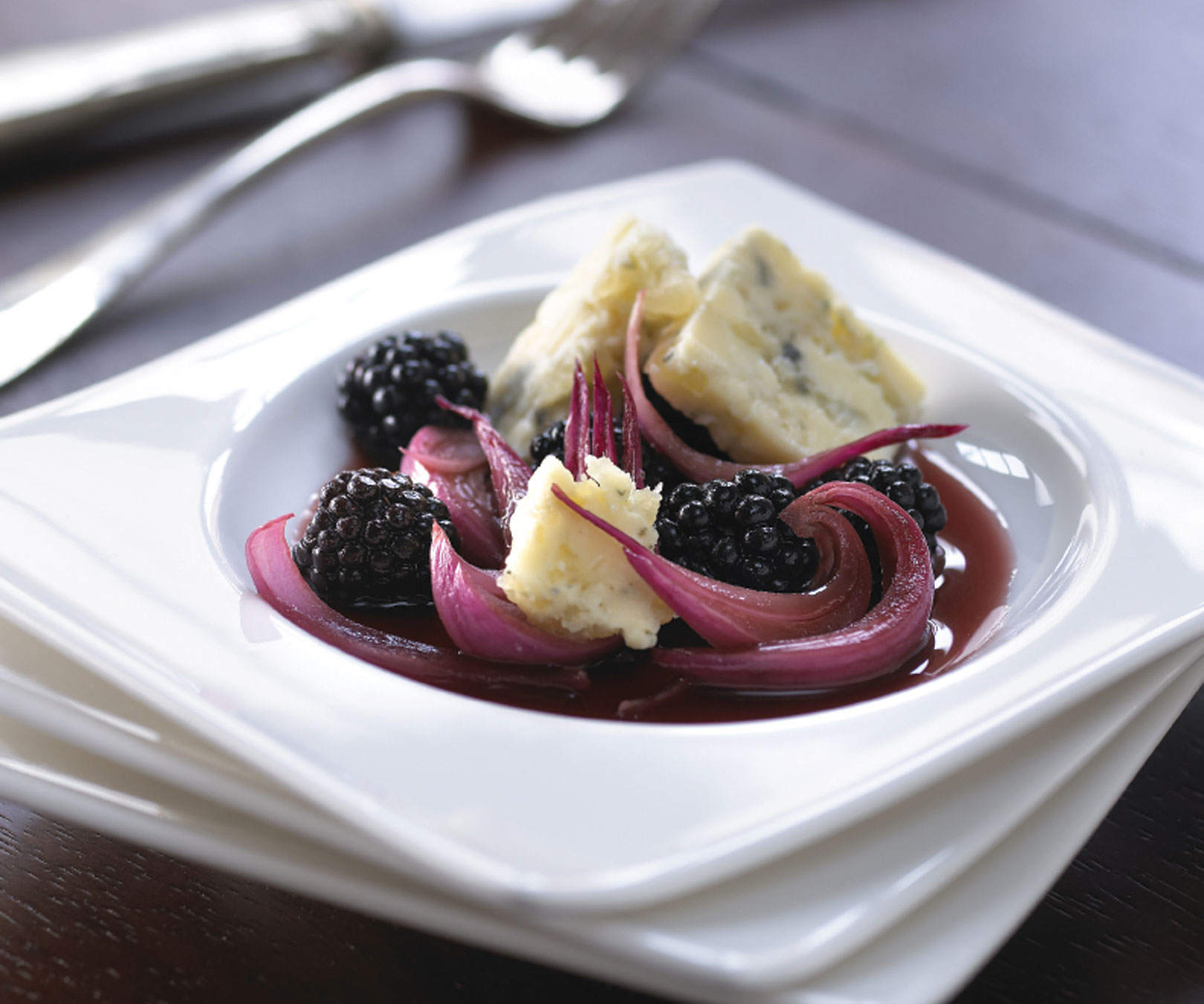 Blåmögelost med björnbärskompott