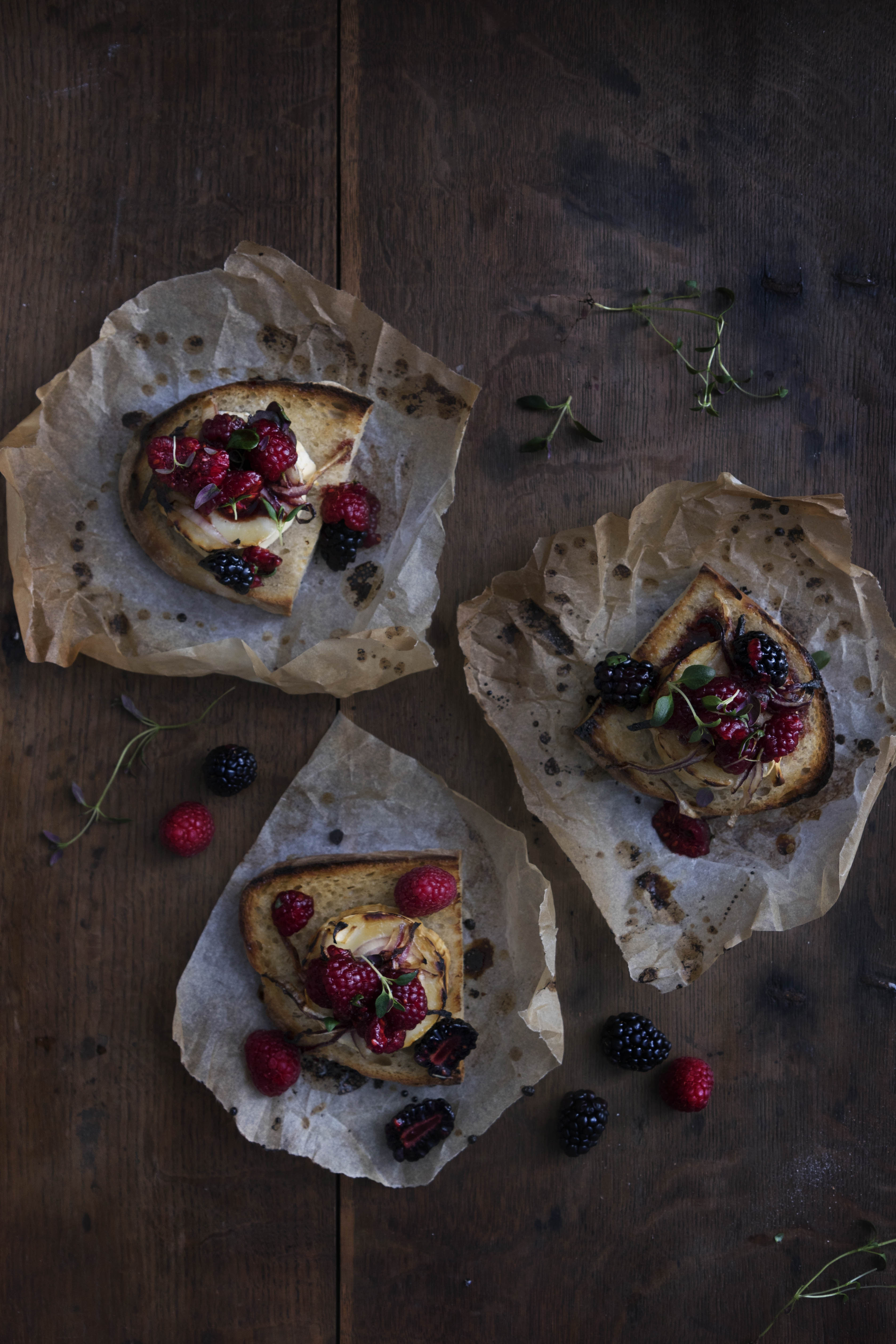 Chèvre chaud med bärsalsa