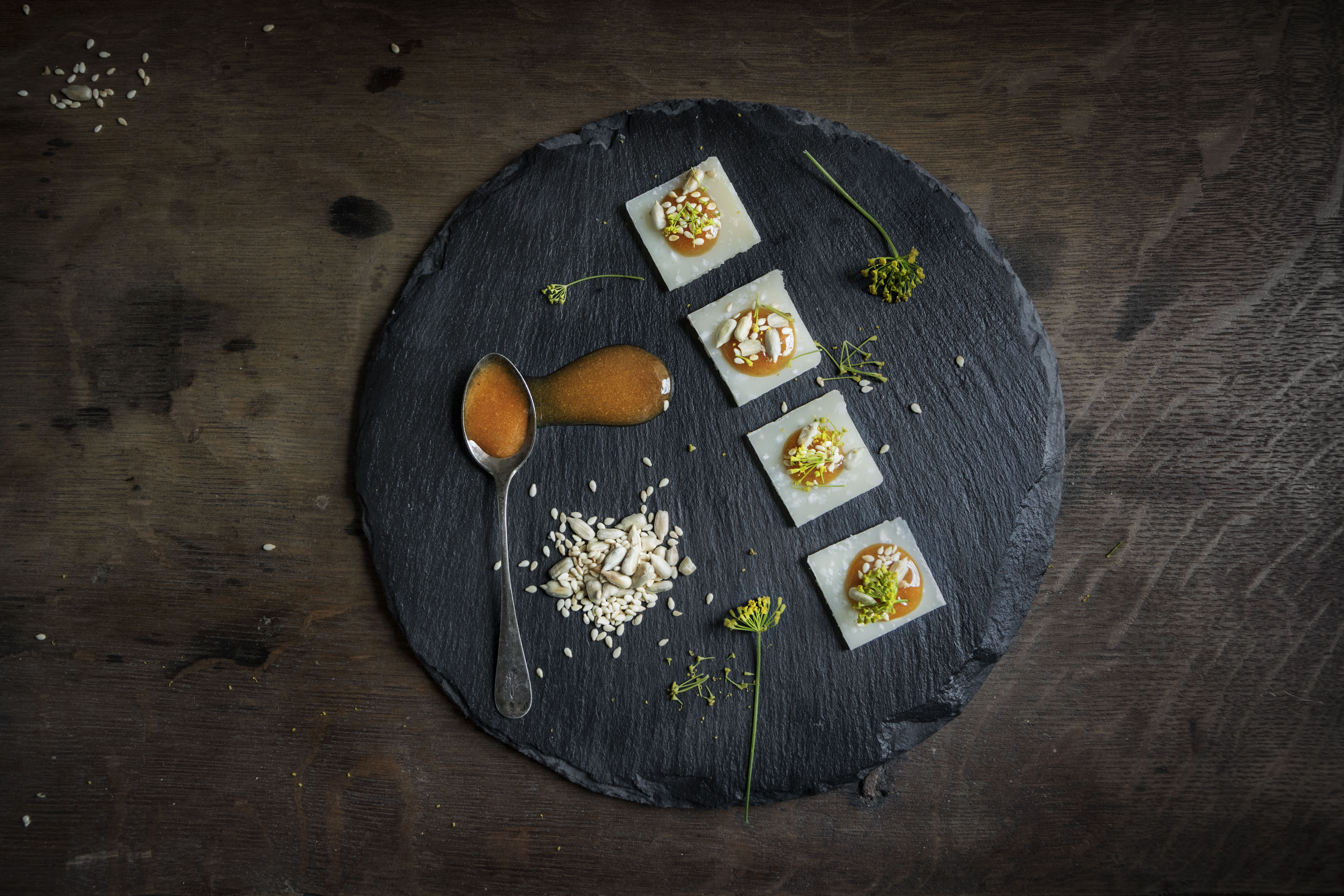 Parmesan med nypon och rostade frön