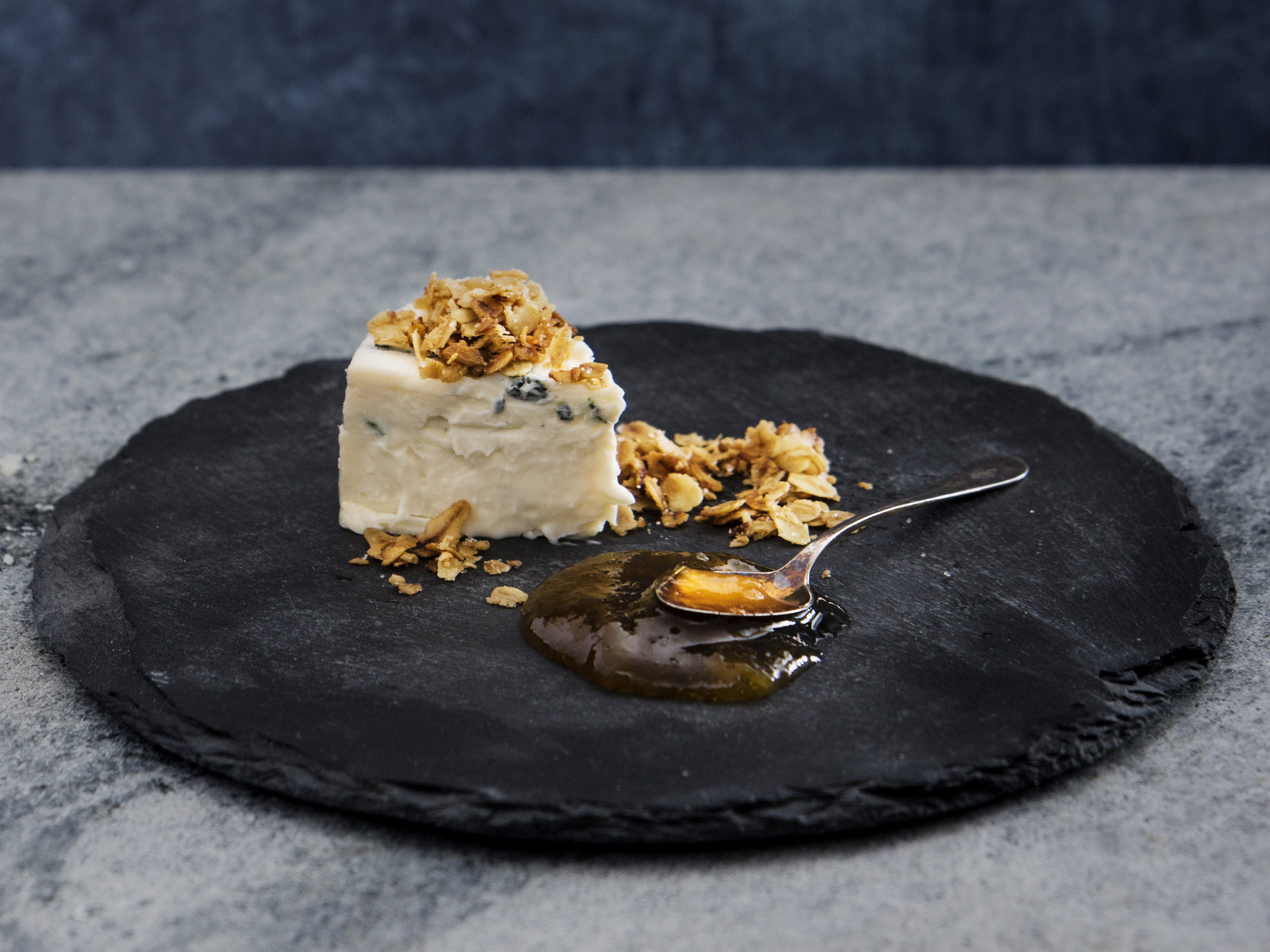 Blåmögelost med mango chutney och smörstekt havre