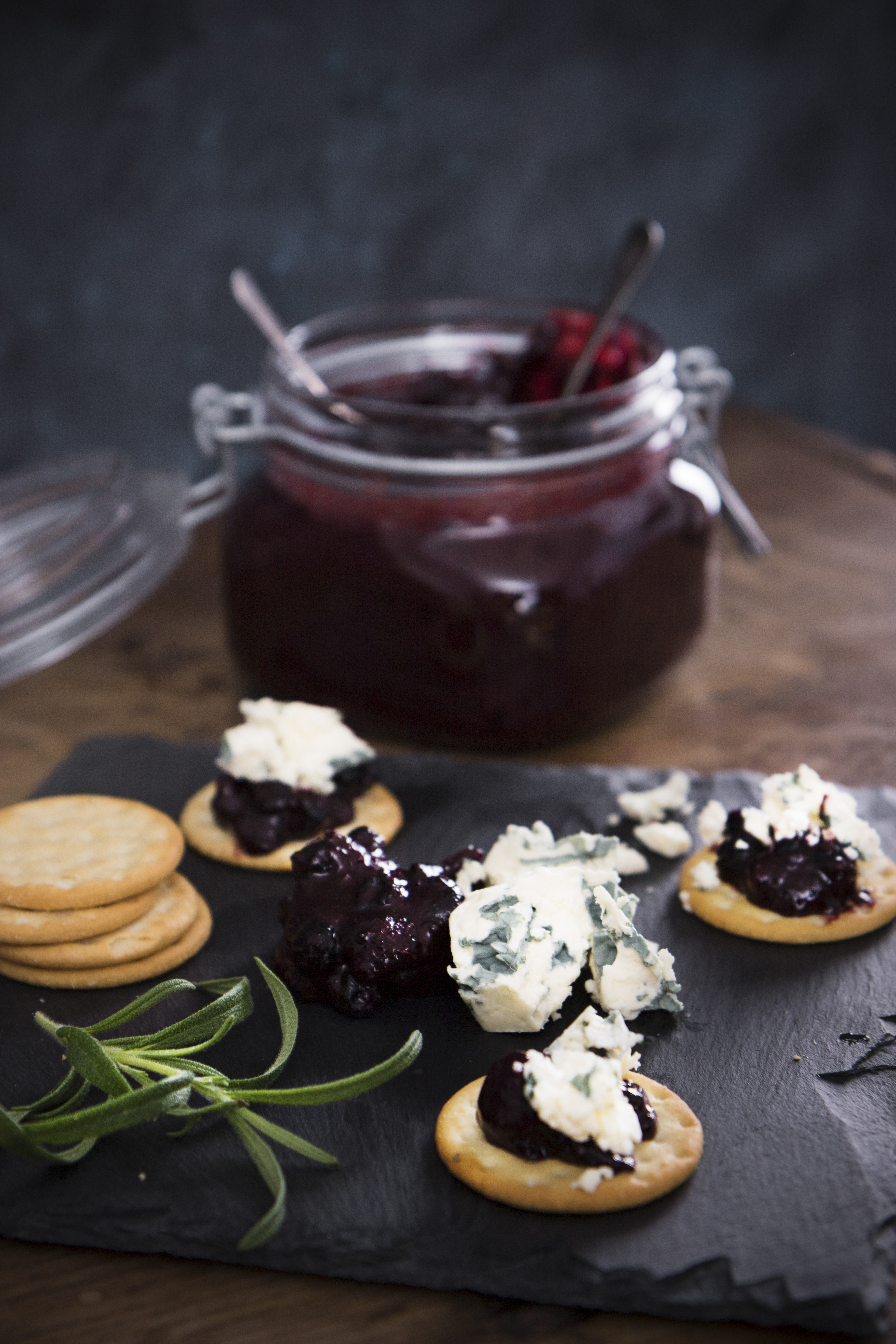 Blåmögelost med choklad- och vinbärsmarmelad