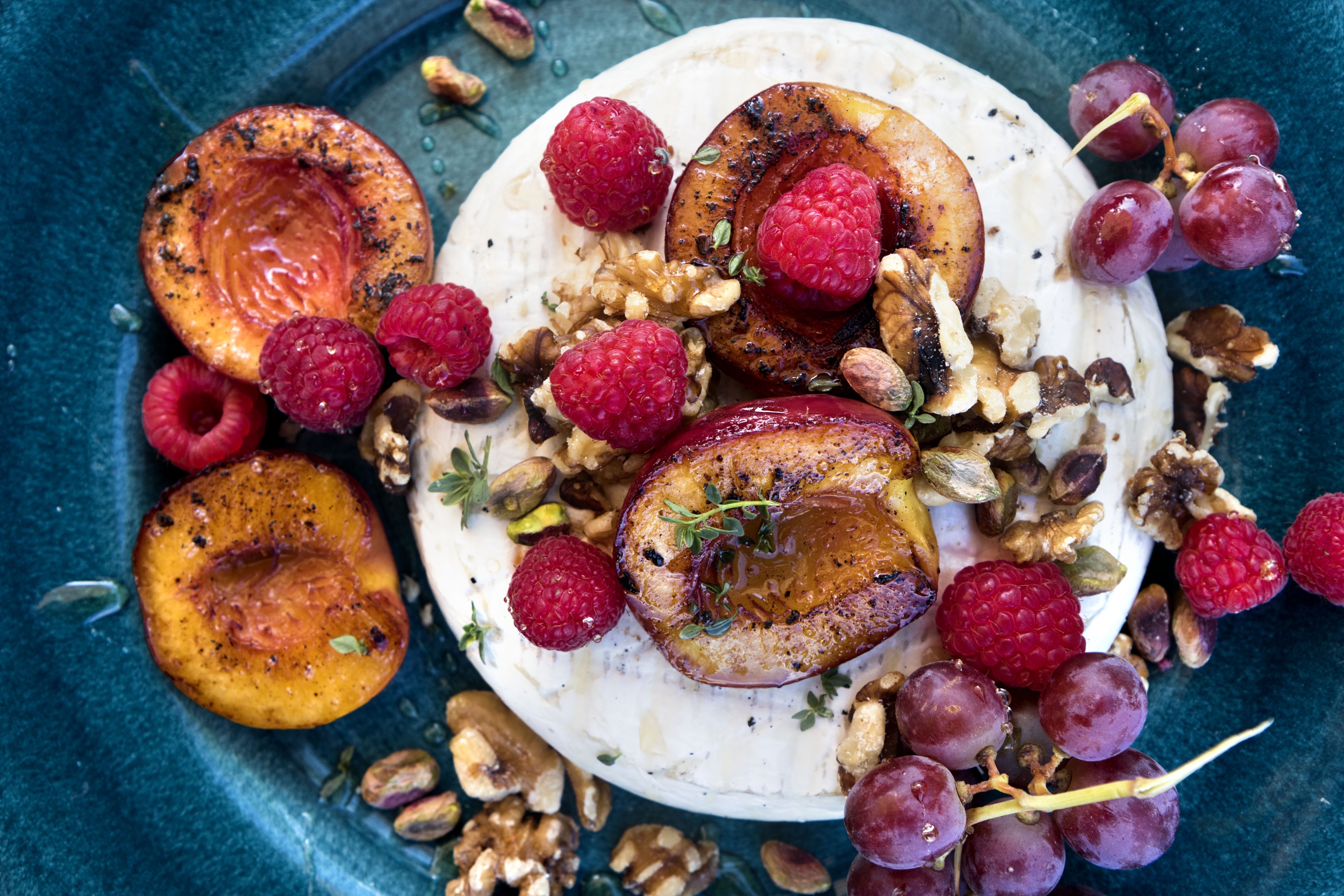 Grillad brie med frukt och nötter