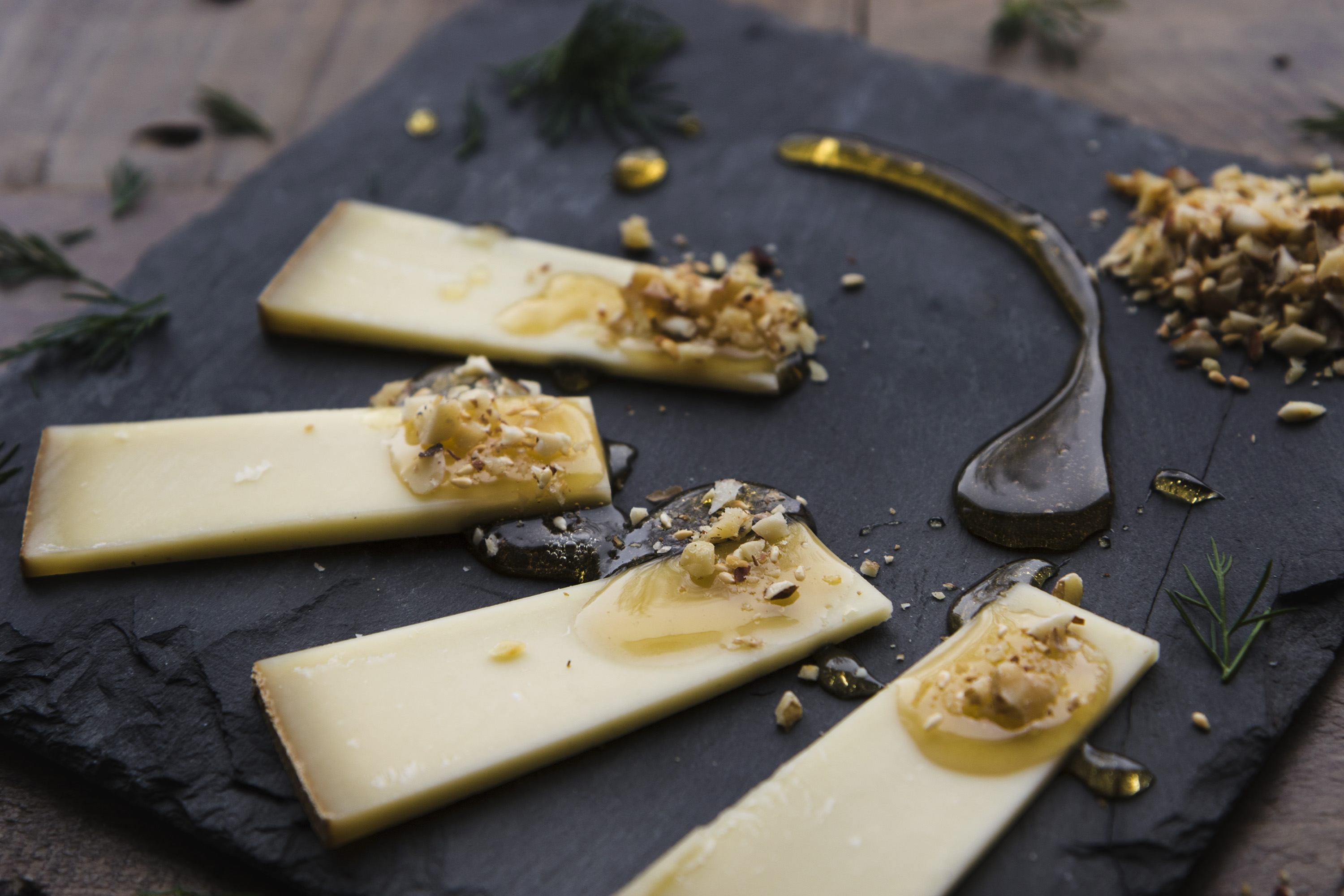 Gruyère med flädersirap och nötströssel
